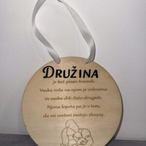 Leseni okrasek z napisom "Družina"