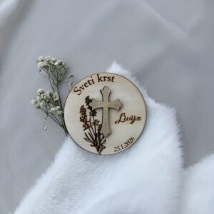 Lesen magnet s križem je čudovito darilo za goste ob krstu ali birmi Simboličen in trajen spomin na poseben verski dogodek.