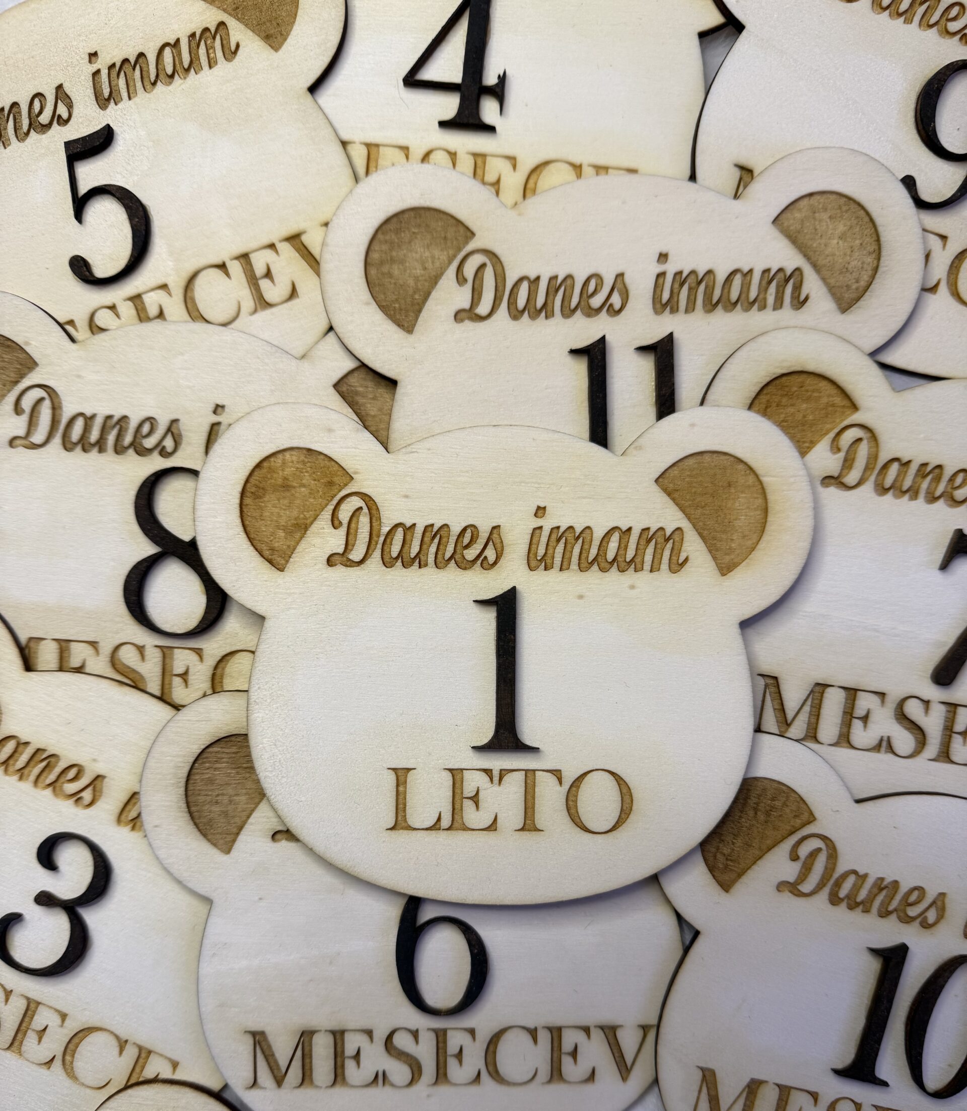 Kartice mejnikov - lesene milestone kartice medvedek