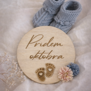 Lesena kartica za oznanitev nosečnosti z napisom in nežnim dizajnom