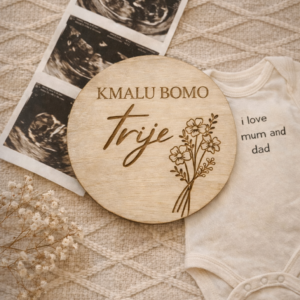 Lesena kartica za oznanitev nosečnosti z napisom in nežnim dizajnom