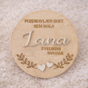 personalizirana lesena oznanitvena ploščica z imenom otroka za rojstvo