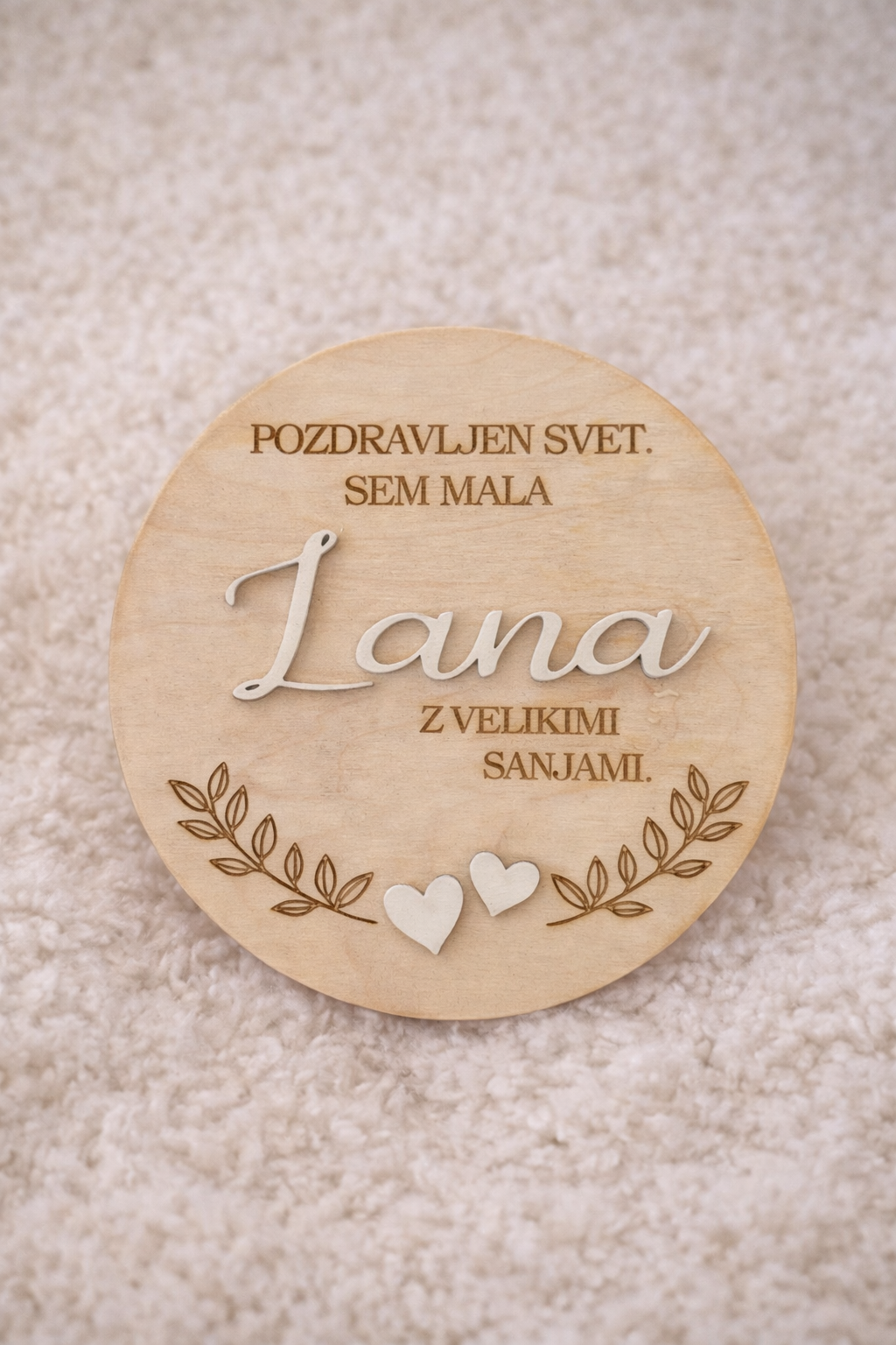 personalizirana lesena oznanitvena ploščica z imenom otroka za rojstvo