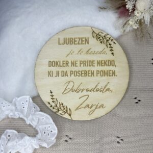 personalizirana oznanitvena ploščica z imenom iz lesa za oznanitev rojstva