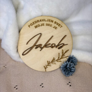 Lesena oznanitvena kartica