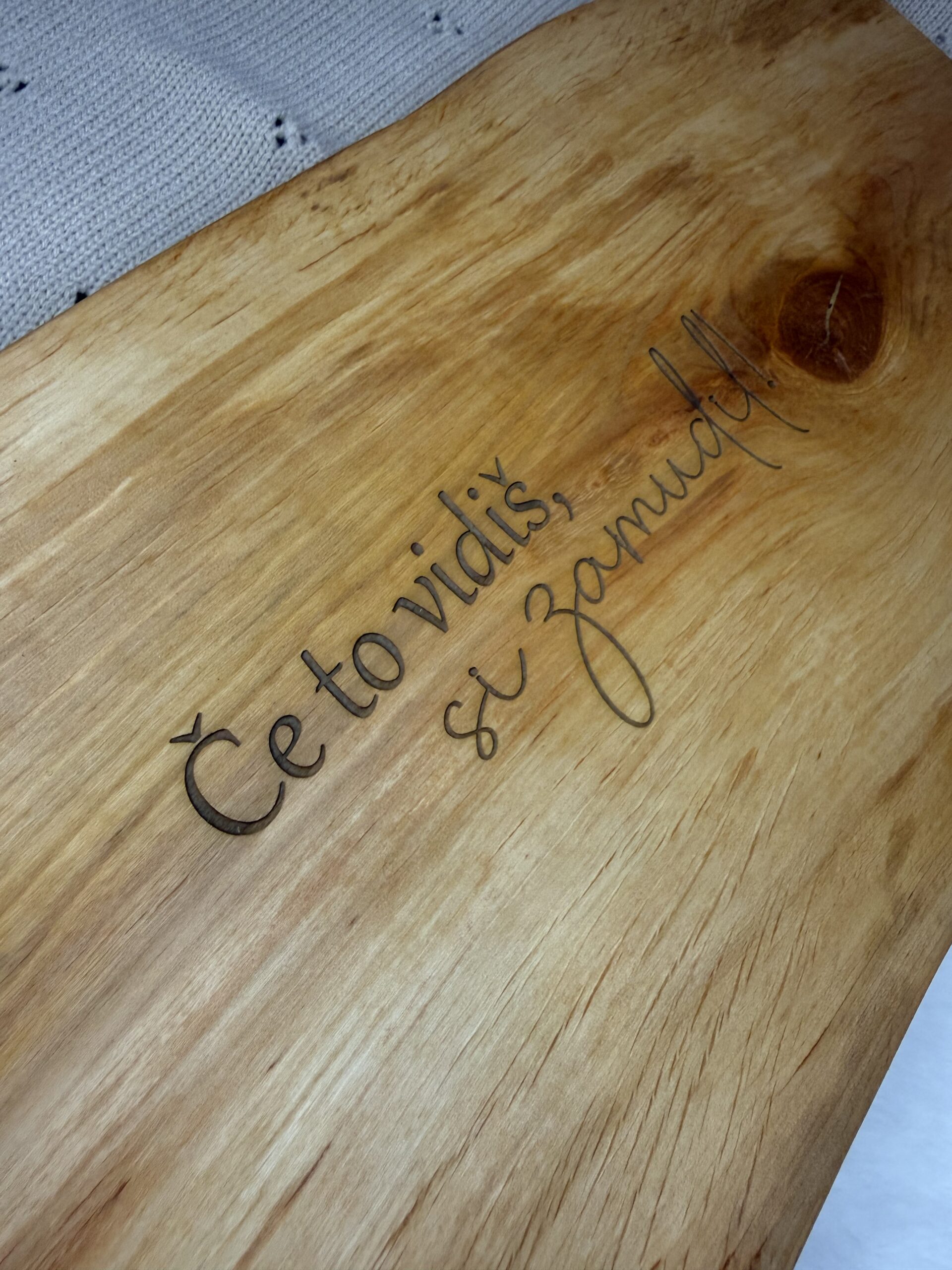 Unikatna lesena servirna deska iz jelše z gravuro - velikost M - slika 4