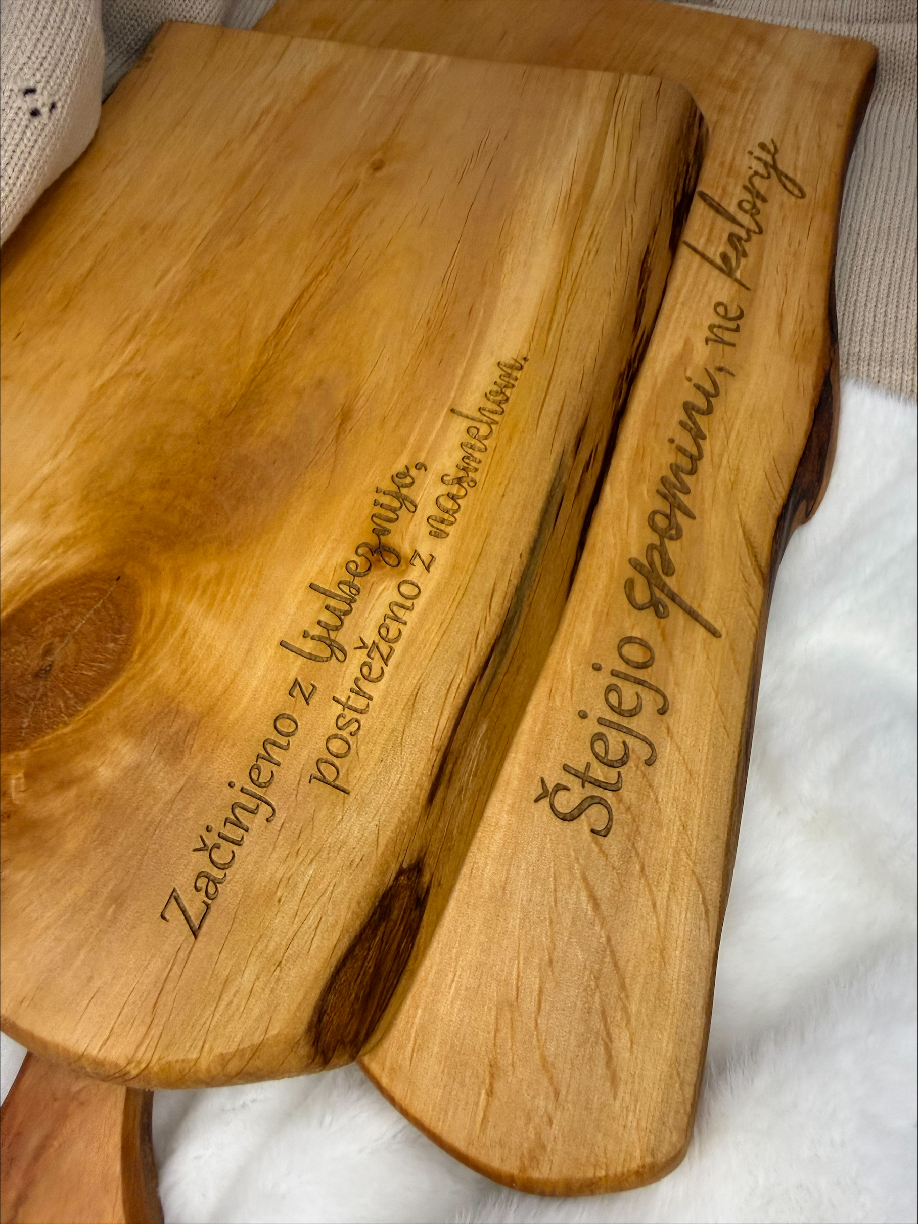 Unikatna lesena servirna deska iz jelše z gravuro - velikost M - slika 2