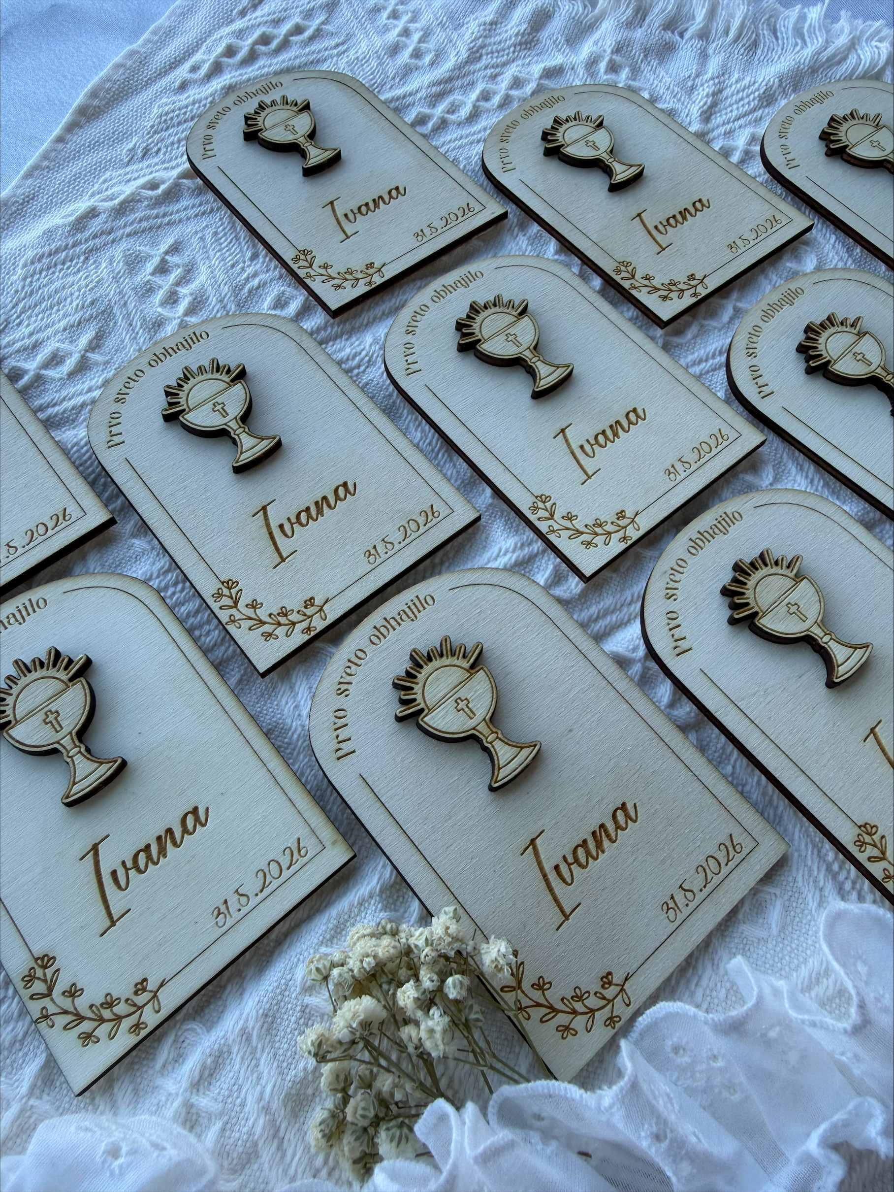 Personaliziran lesen magnet za prvo sveto obhajilo z motivom keliha